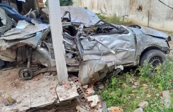 Três pessoas morrem e duas ficam feridas após carro bater em muro no interior da Bahia