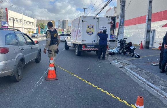 Duas pessoas morrem após colisão com poste na Av. Hermes Fontes