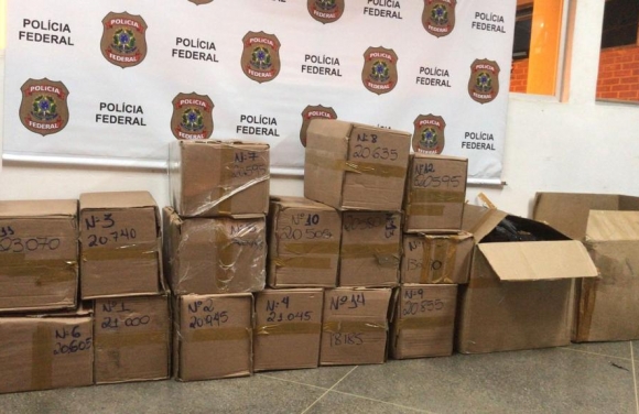 PF prende caminhoneiro com 326 quilos de maconha guardadas em caixas