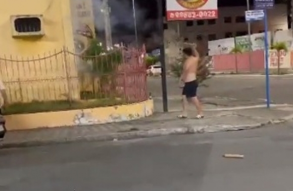 Homens são flagrados soltando fogos em imóveis ligados a Valmir de Francisquinho e prefeito de Itabaiana