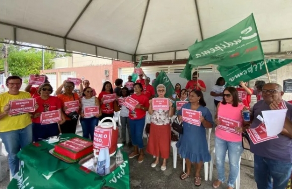 Professores da rede municipal de Aracaju fazem ato para protestar contra valor do piso salarial