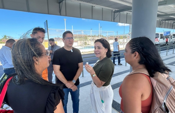 Emília e Ricardo visitam sistema público de transporte de Maceió