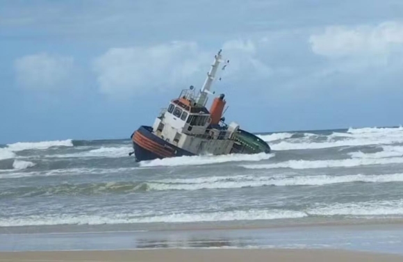 Embarcação encalha com seis tripulantes na praia do Abaís