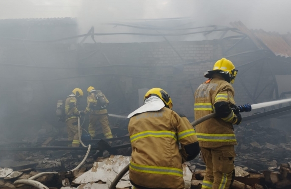 Corpo de Bombeiros combate incêndio em fábrica de ração no município de Simão Dias