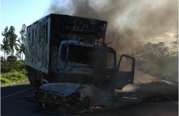 Veículos pegam fogo após colisão na BR 101 em Cristinápolis