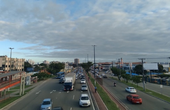 Semana começa com tempo nublado, mas feriado terá chuvas leves