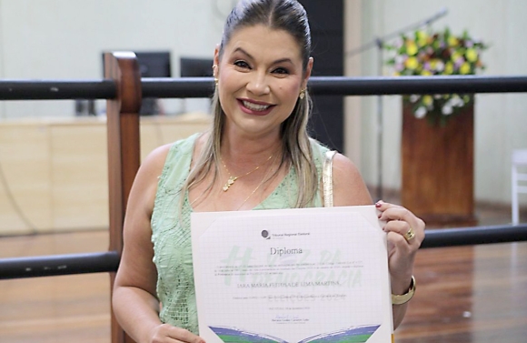 Prefeita eleita de Pacatuba, Iara Martins, é diplomada