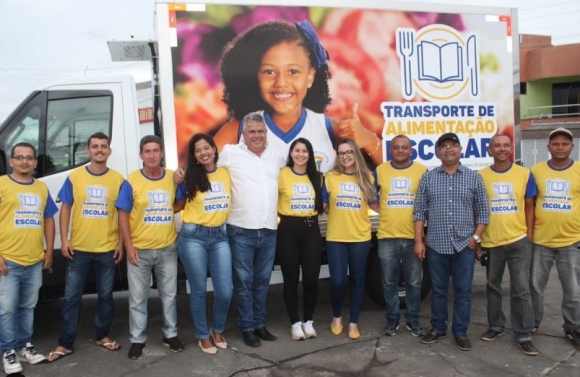 Prefeitura entrega caminhão câmara fria para transporte escolar de Itaporanga