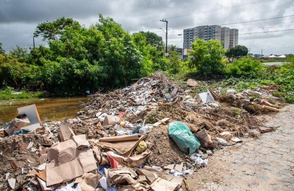 Emília Corrêa visita moradores de loteamento na Aruana e constata diversos problemas