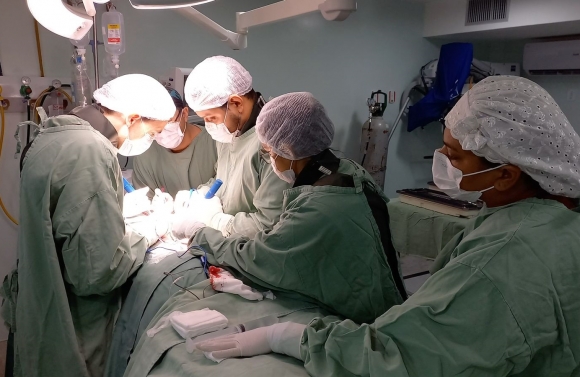 Hospital de Cirurgia realiza mutirão de procedimento cirúrgico de escoliose