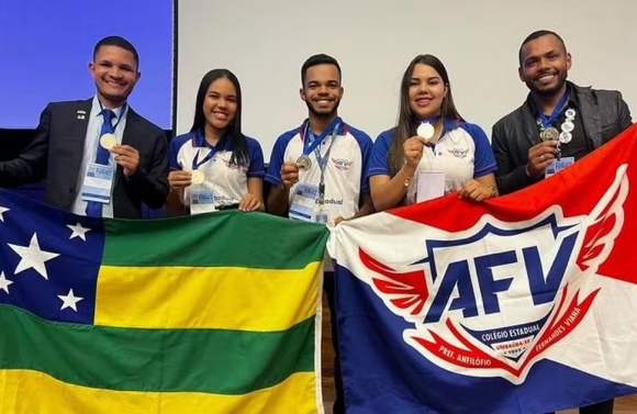 Estudantes de SE que desenvolveram tijolos sustentáveis com fibra de coco são premiados em feira de engenharia