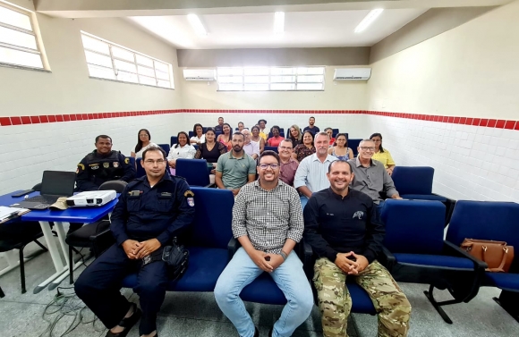 Júnior Macarrão realiza reunião para debater sobre plano de ações a serem desenvolvidas como precauções a possíveis invasões ou ataques a escolas do município de Santa Rosa de Lima