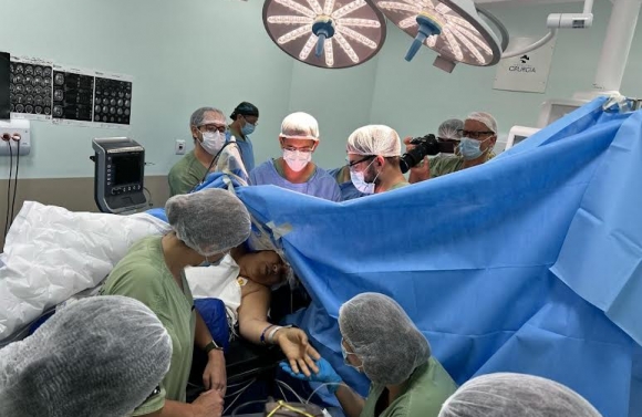 Hospital de Cirurgia realiza 1ª neurocirurgia do Brasil com mapeamento das emoções